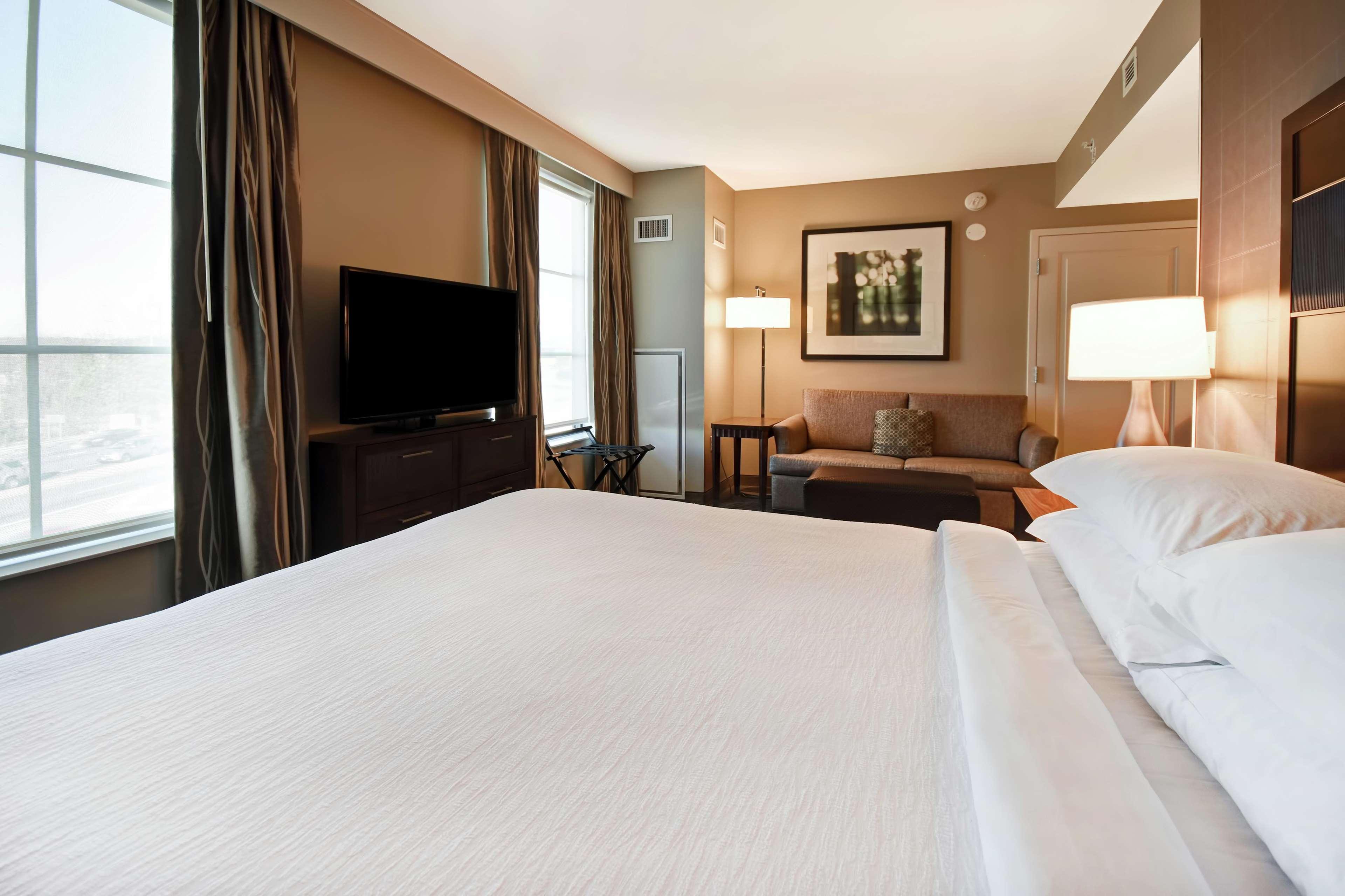 Embassy Suites Springfield Bagian luar foto