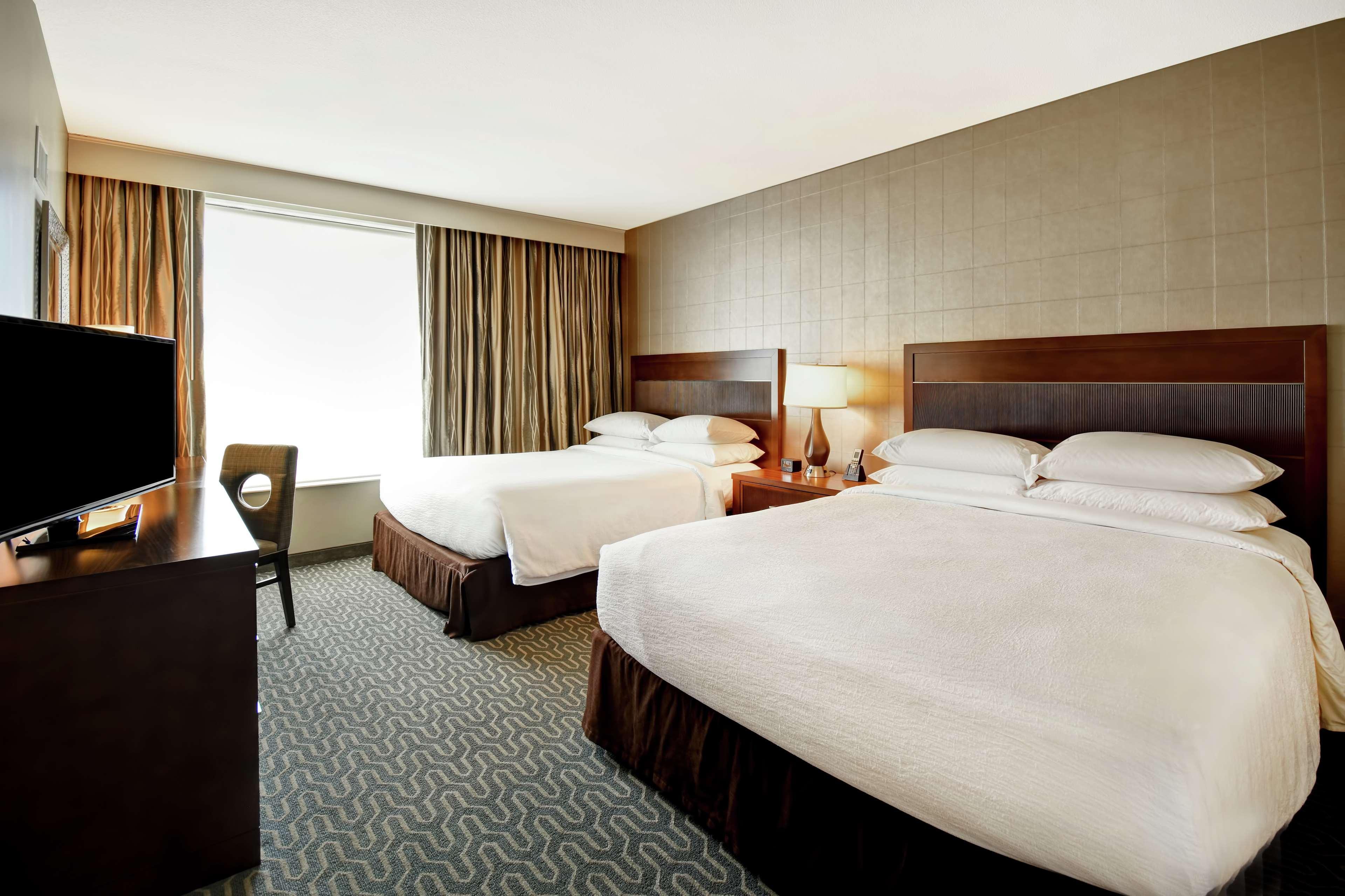 Embassy Suites Springfield Bagian luar foto