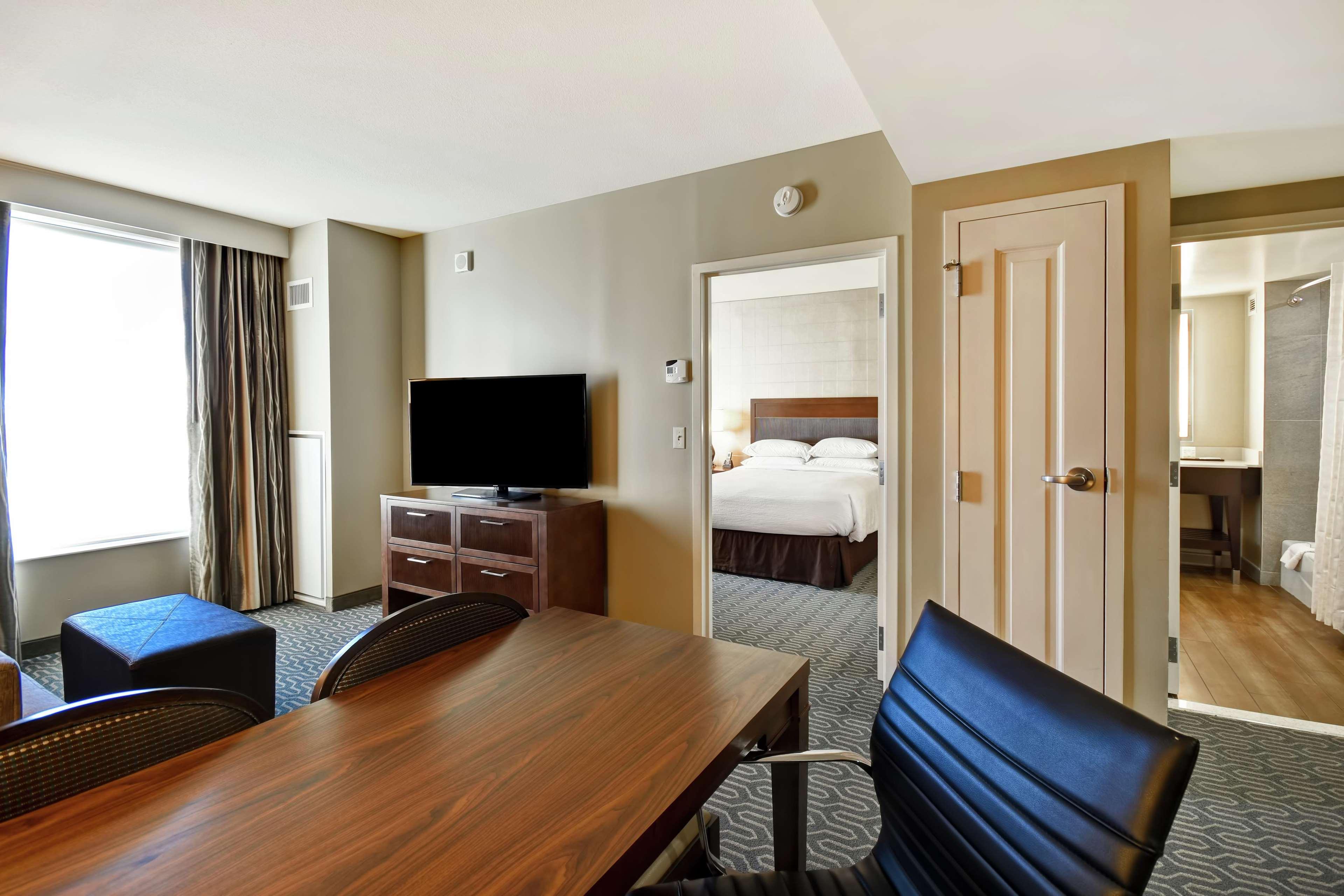 Embassy Suites Springfield Bagian luar foto