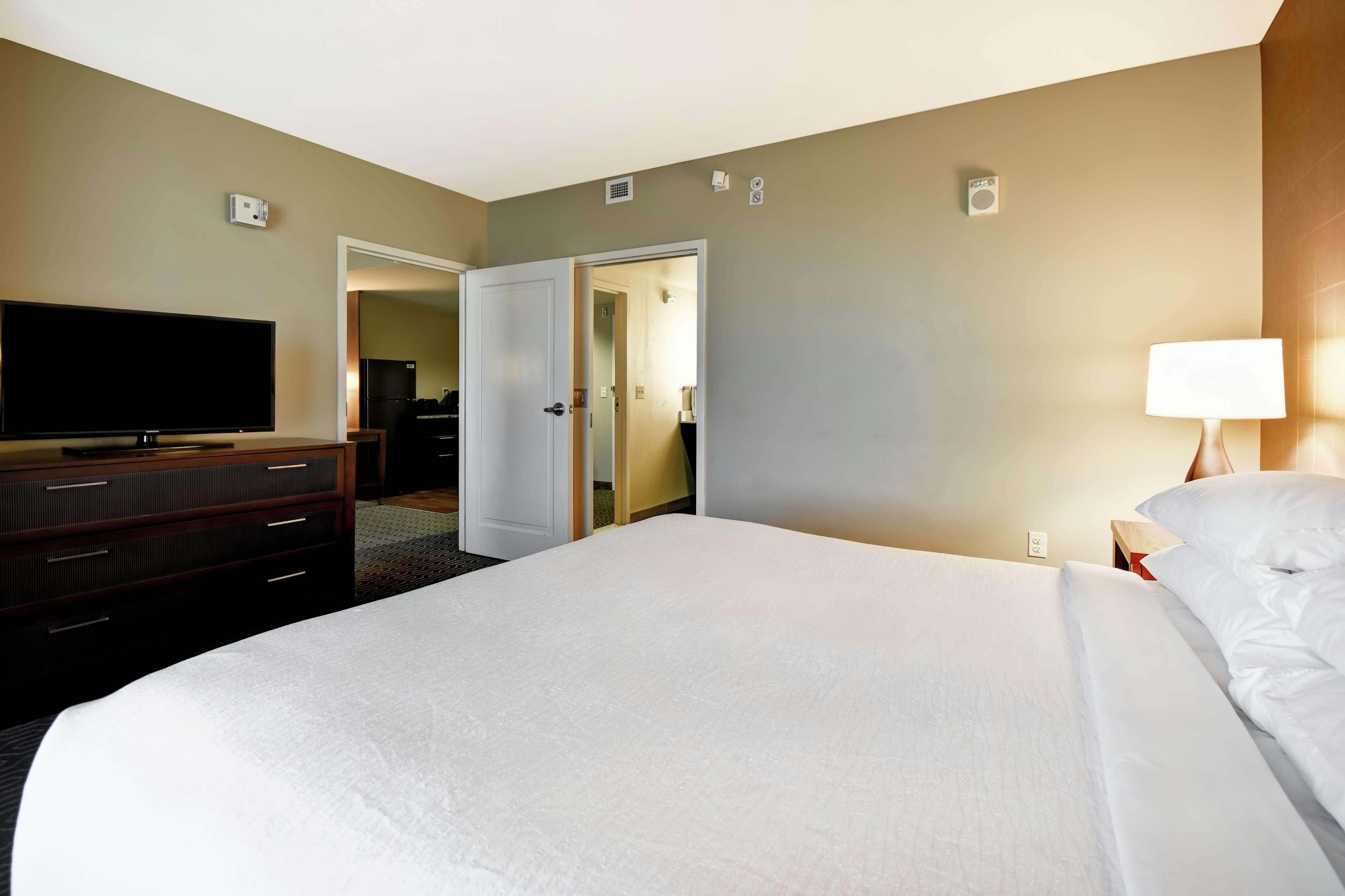 Embassy Suites Springfield Bagian luar foto