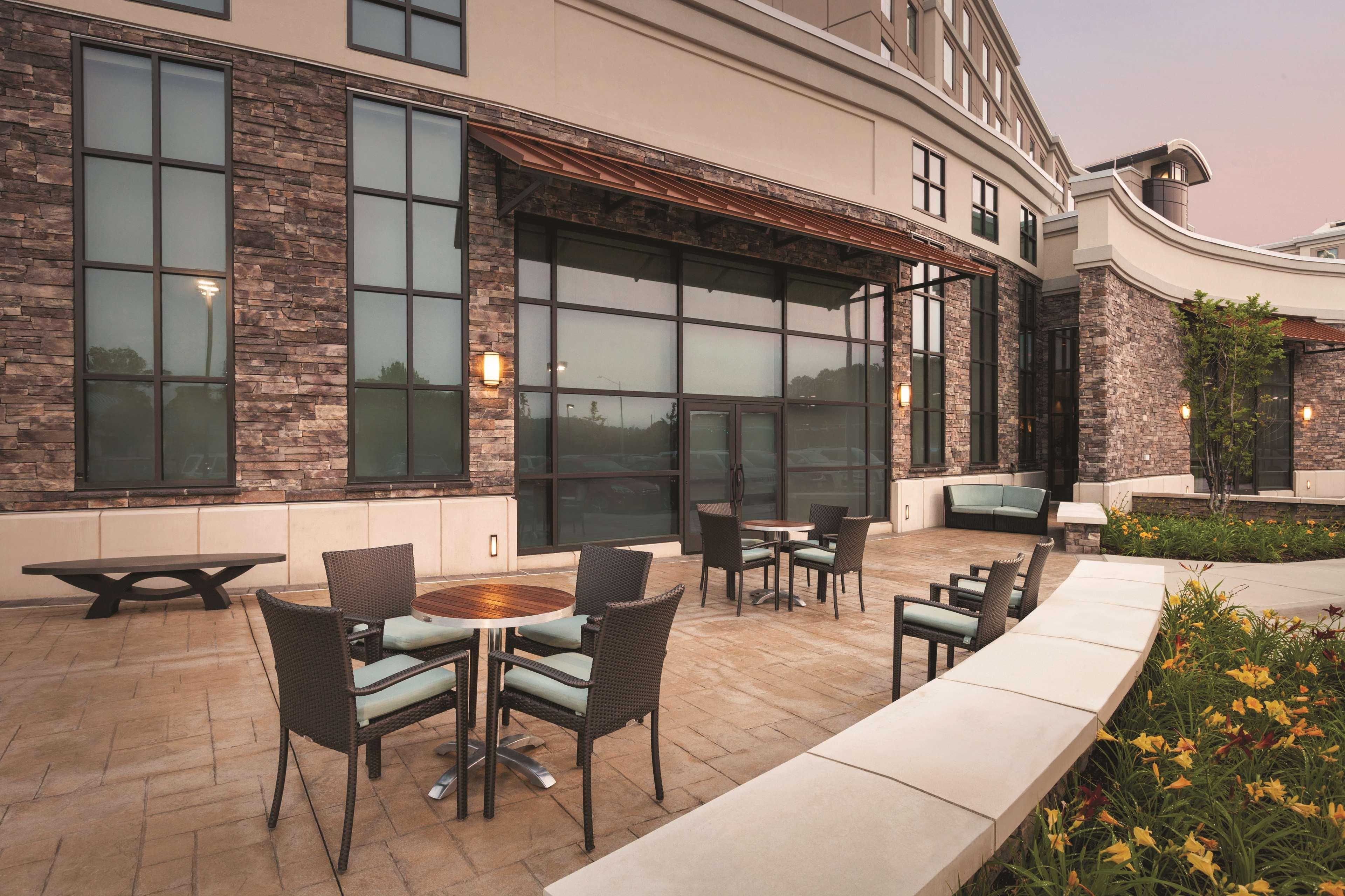 Embassy Suites Springfield Bagian luar foto