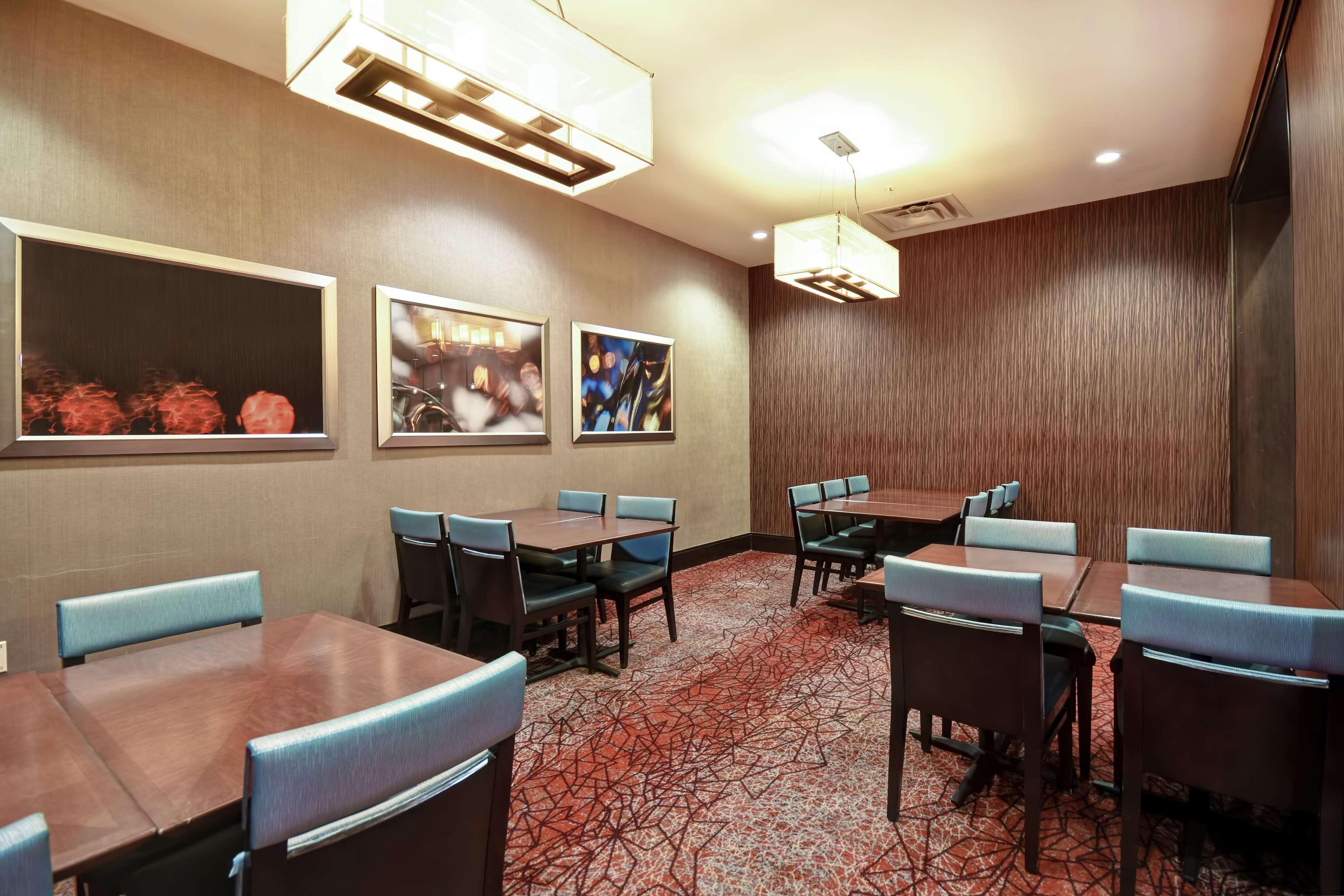 Embassy Suites Springfield Bagian luar foto