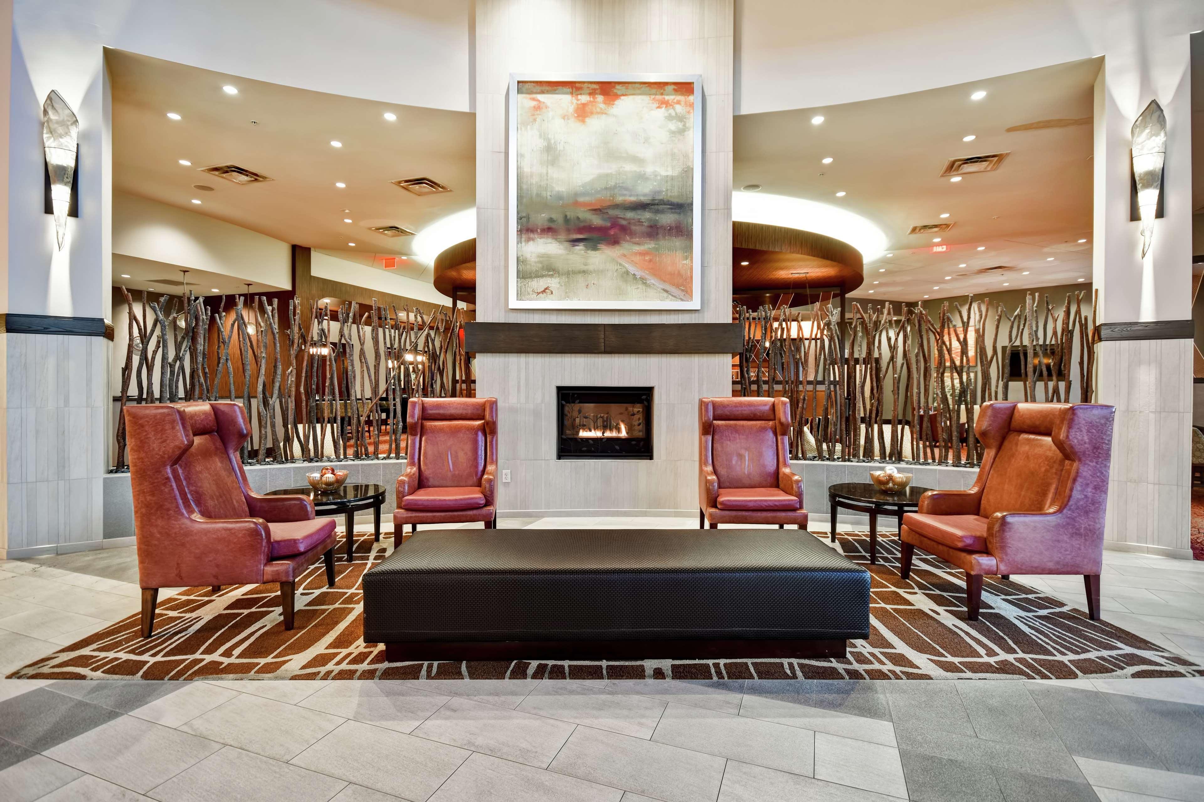Embassy Suites Springfield Bagian luar foto