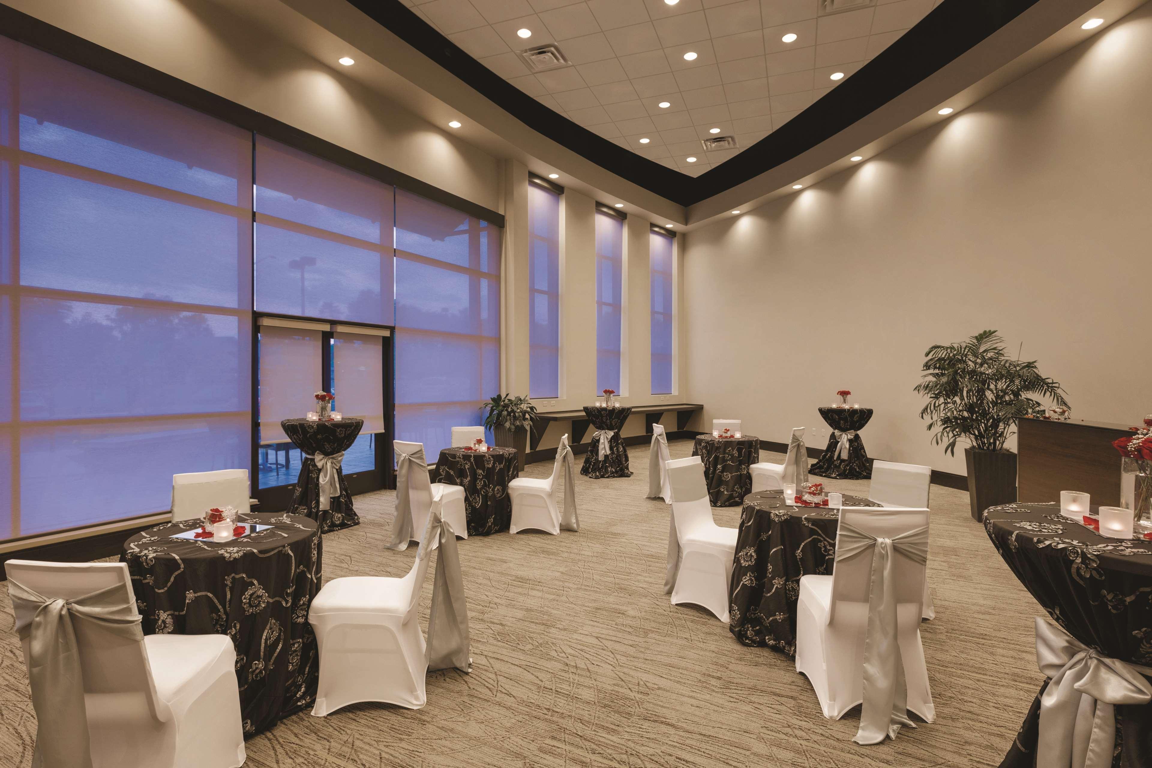 Embassy Suites Springfield Bagian luar foto