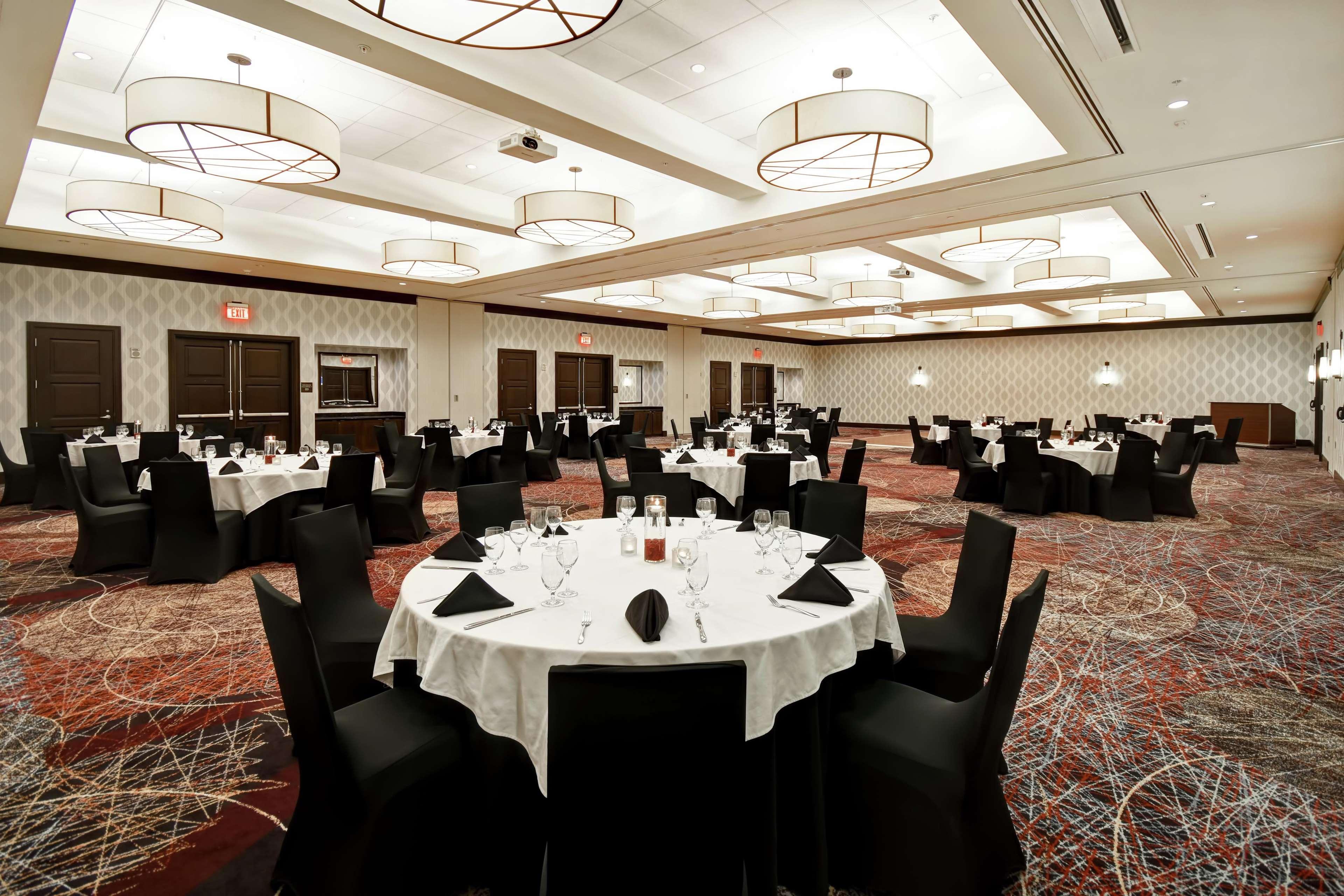 Embassy Suites Springfield Bagian luar foto