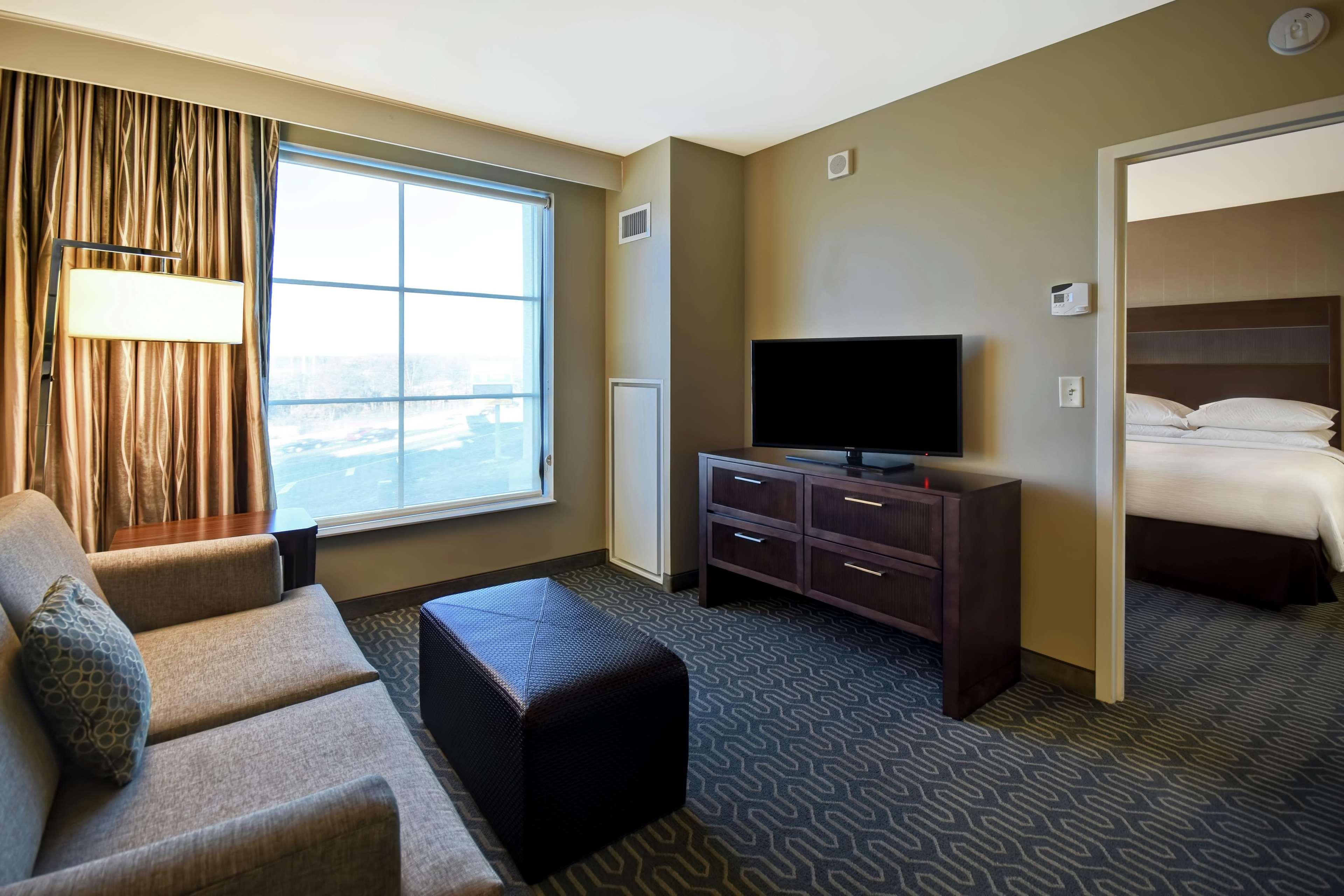 Embassy Suites Springfield Bagian luar foto