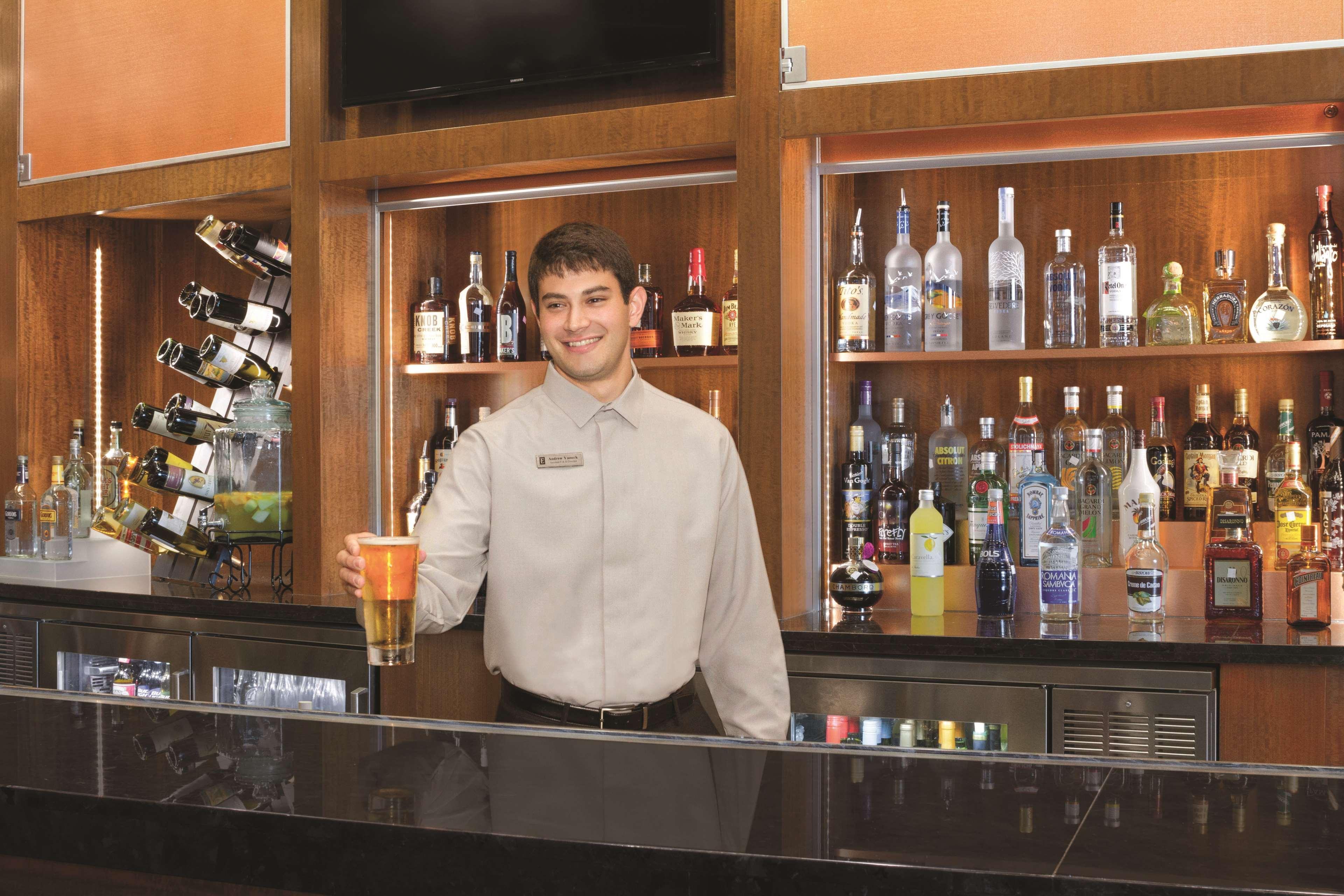 Embassy Suites Springfield Bagian luar foto