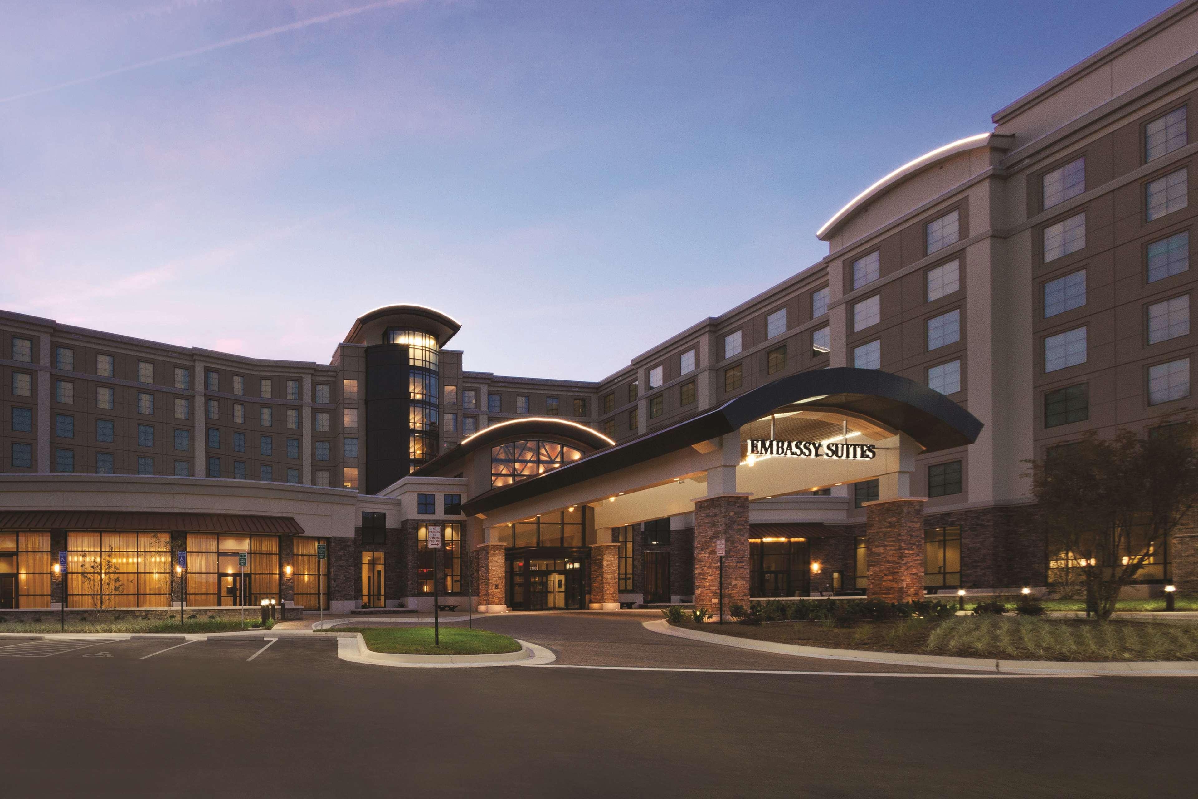 Embassy Suites Springfield Bagian luar foto