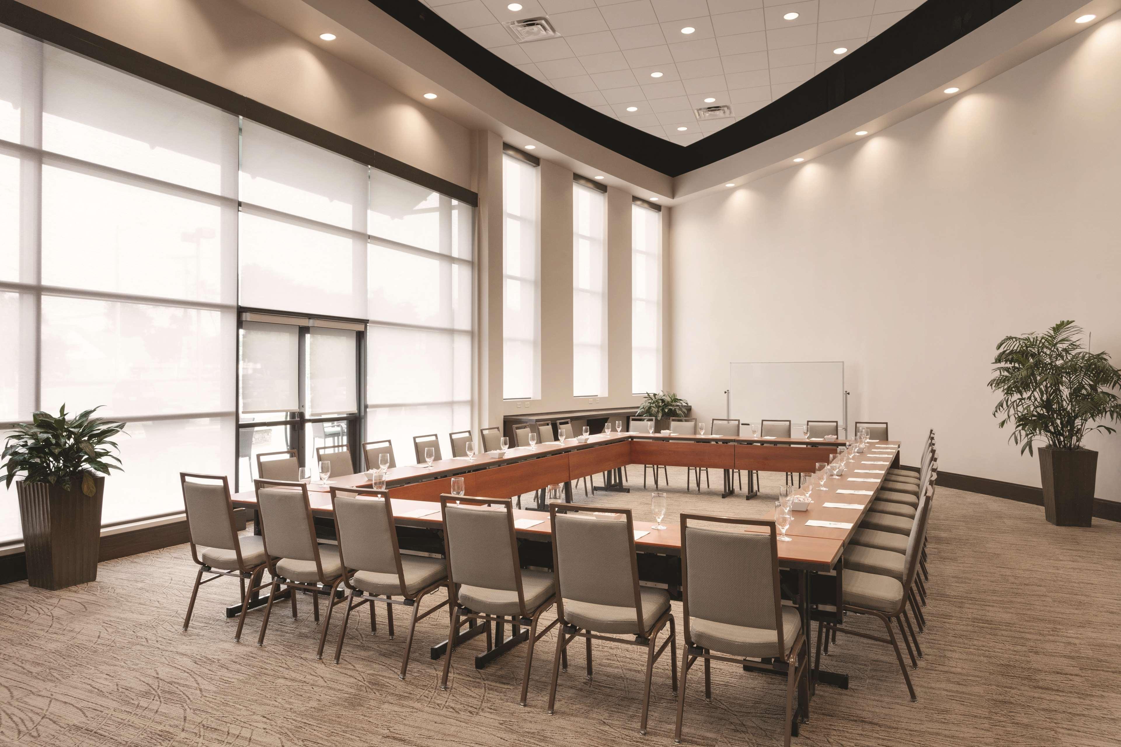 Embassy Suites Springfield Bagian luar foto