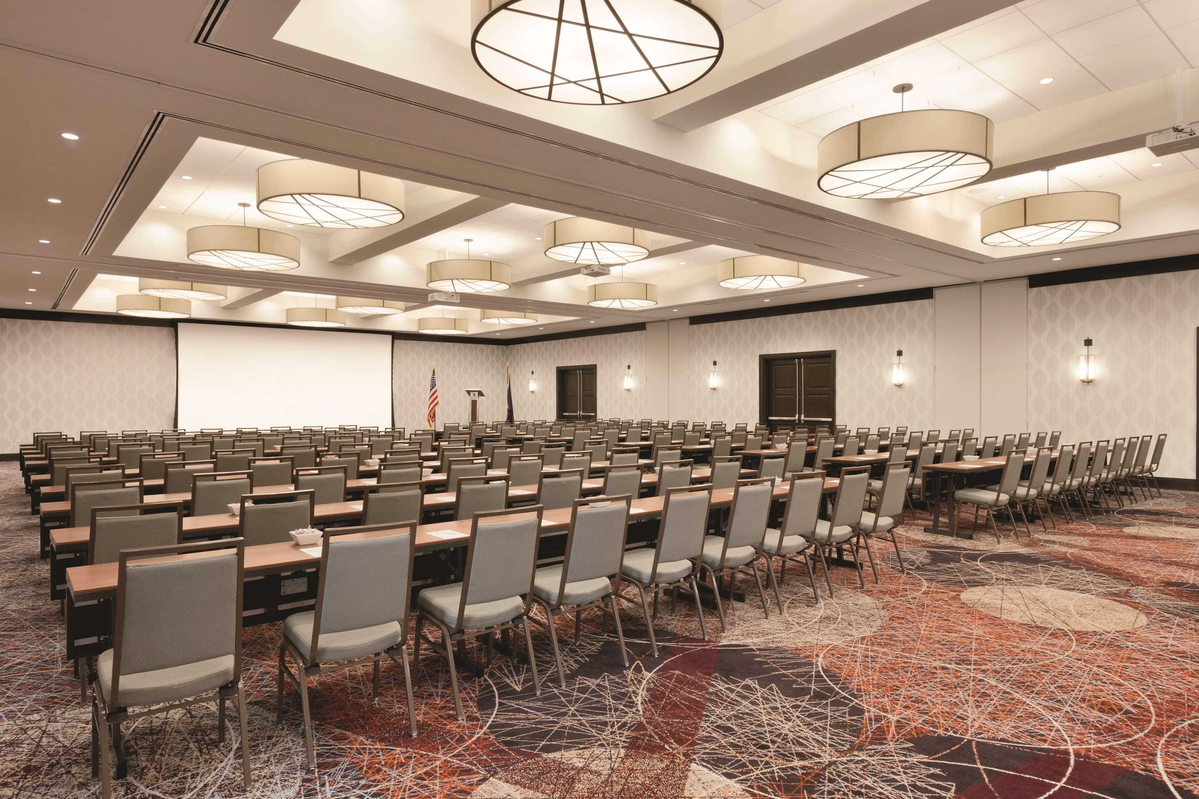 Embassy Suites Springfield Bagian luar foto