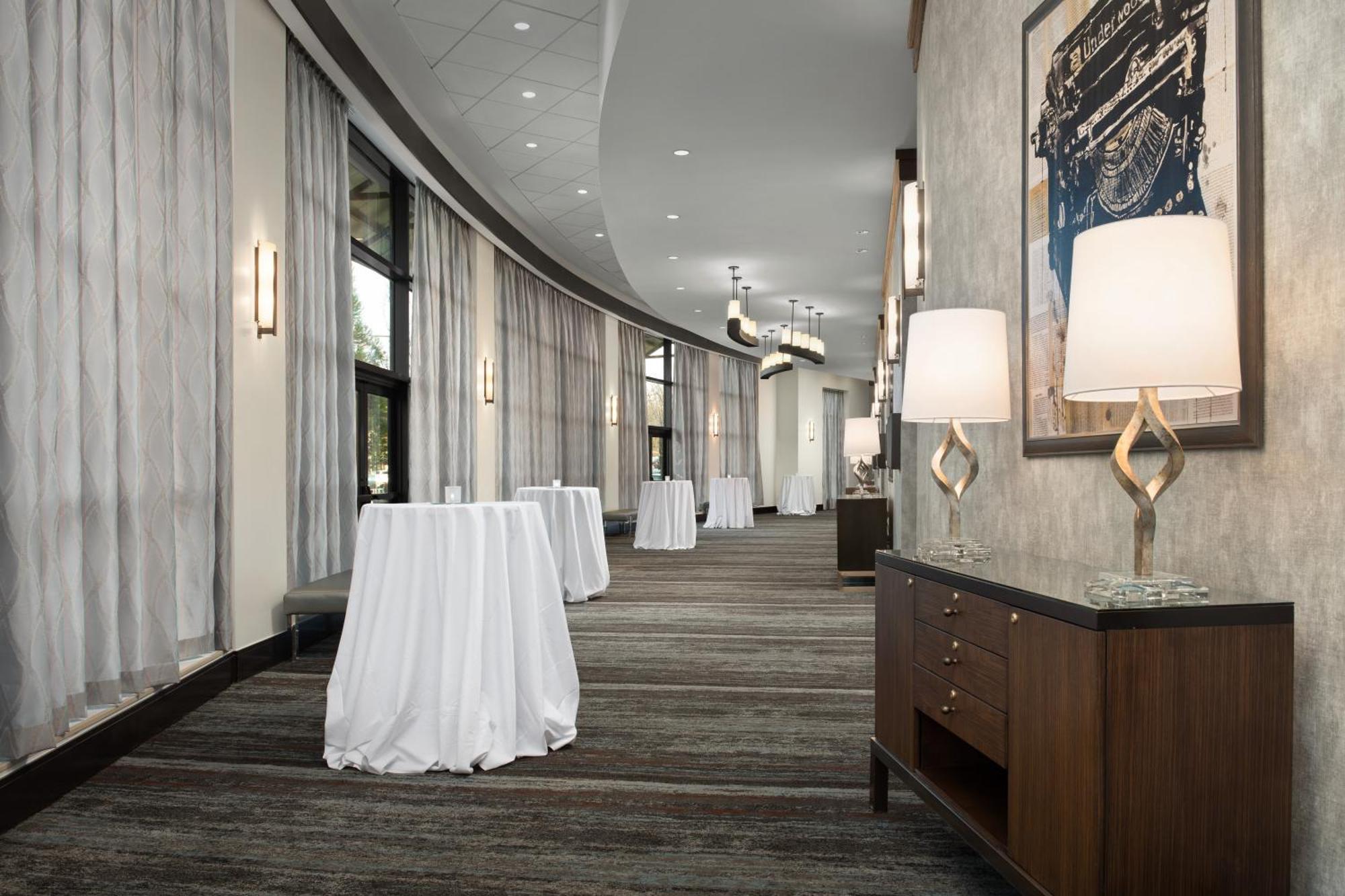 Embassy Suites Springfield Bagian luar foto
