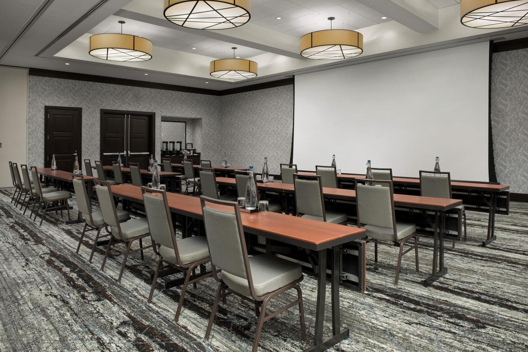 Embassy Suites Springfield Bagian luar foto