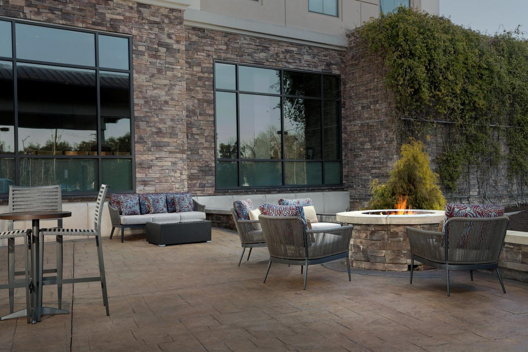 Embassy Suites Springfield Bagian luar foto