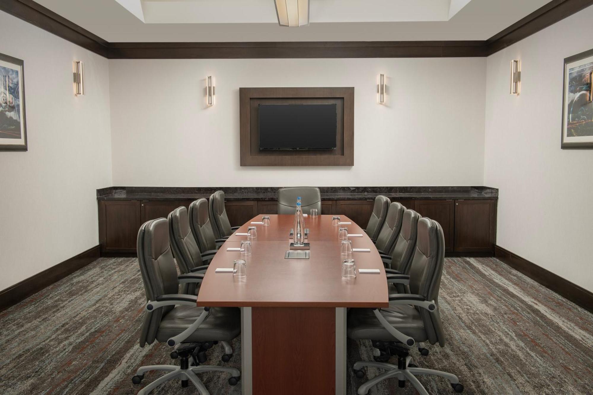 Embassy Suites Springfield Bagian luar foto