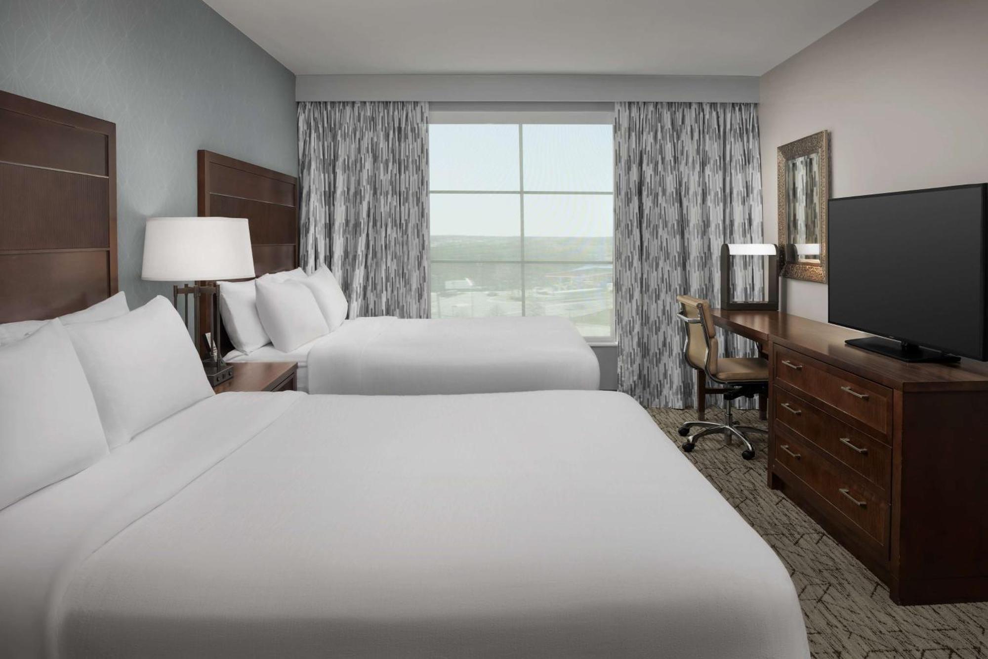 Embassy Suites Springfield Bagian luar foto