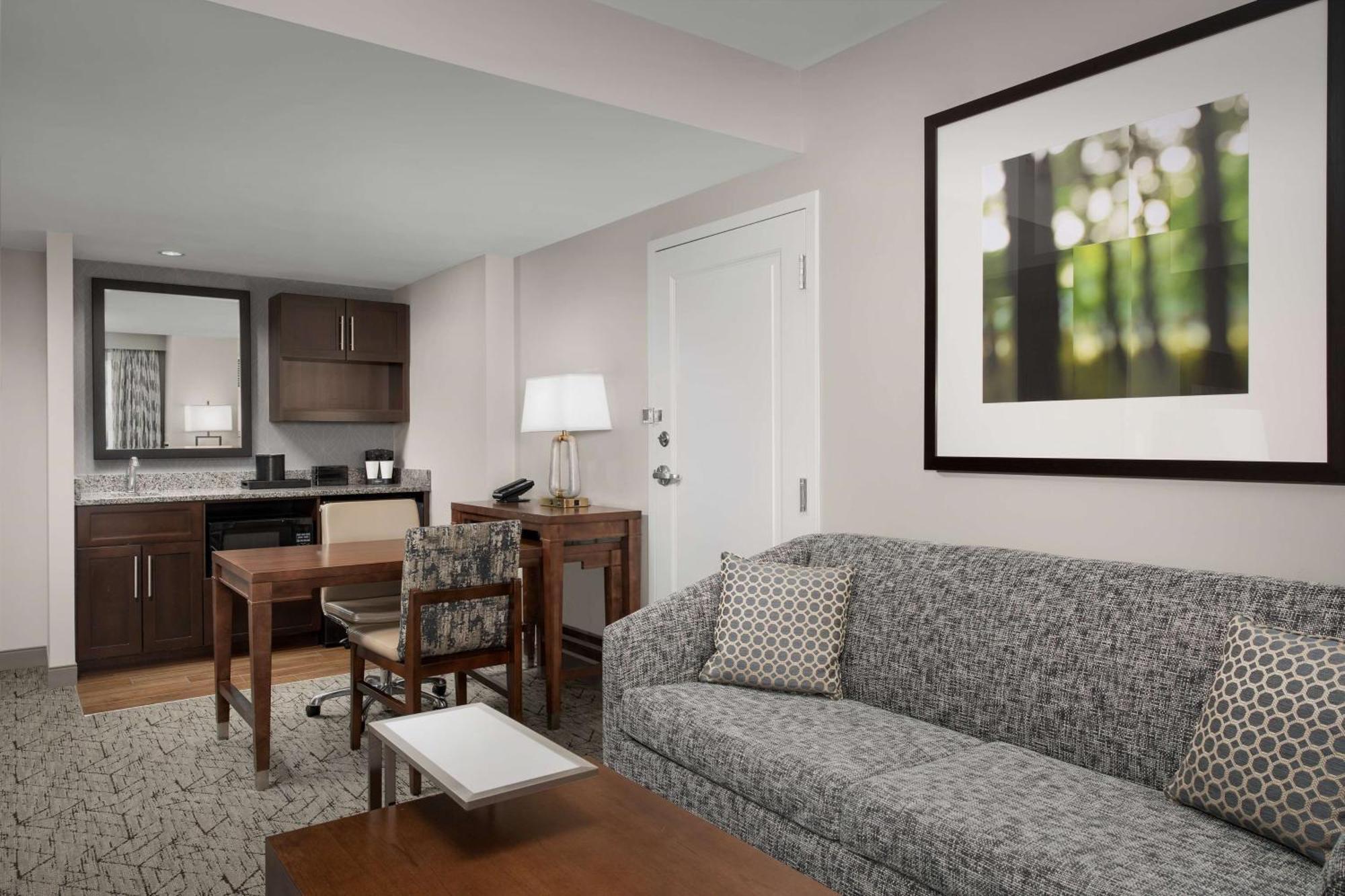 Embassy Suites Springfield Bagian luar foto